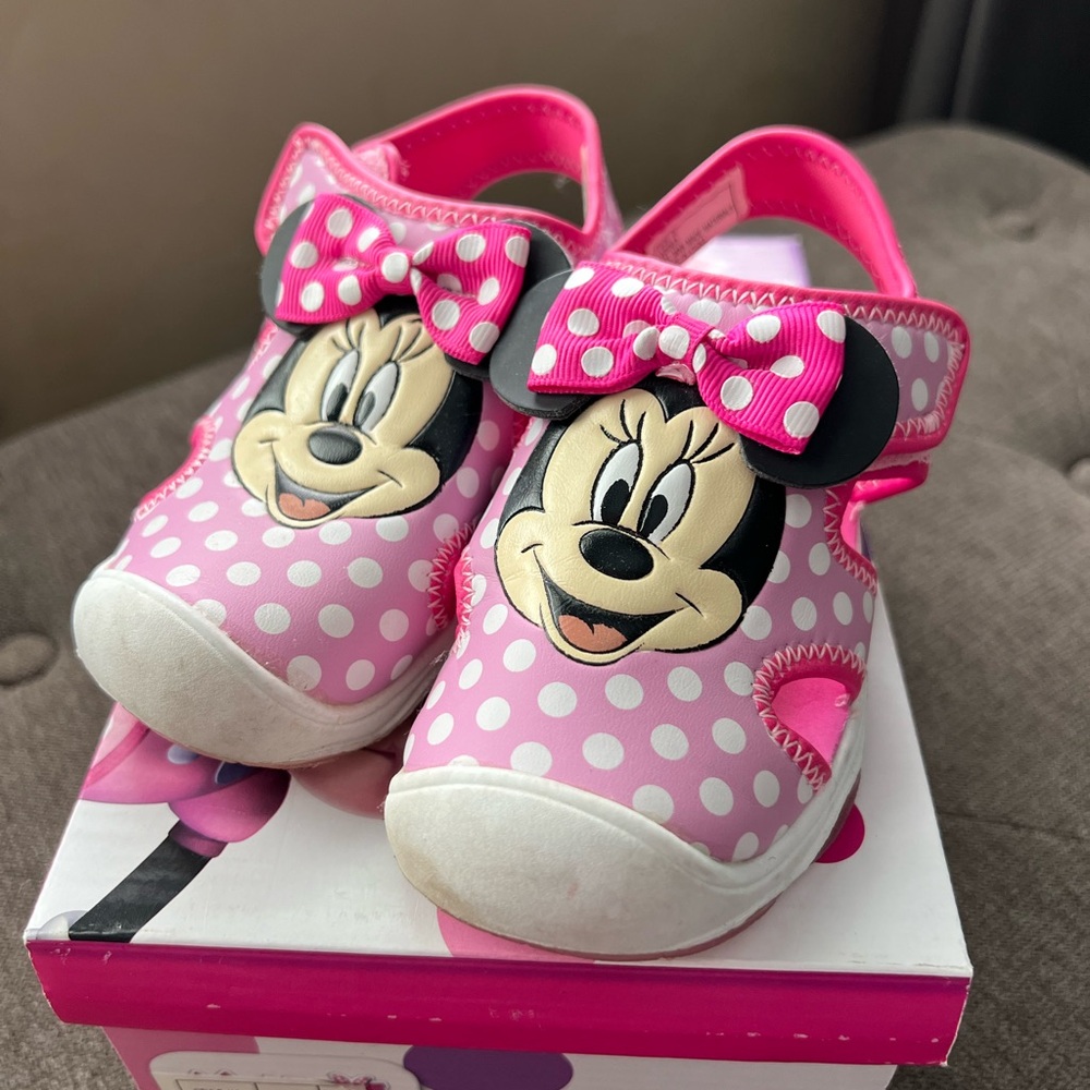 Minnie Mouse light up shoes size 8